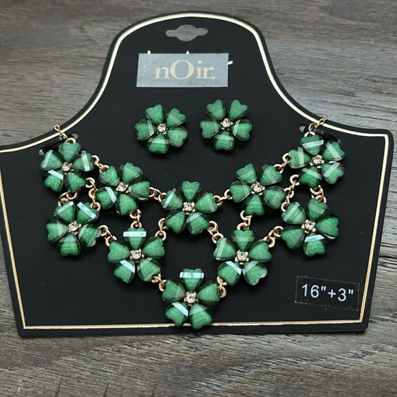 nOir Necklace/Earring Set Green Floral Stones set in Gold Tone 16”w/3” extender - Picture 1 of 4